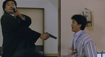 총격 장면의 전설이 된 <영웅본색>의 풍림각 신, 주윤발(왼쪽)이 쏜 총에 맞아 죽는 사람이 데뷔 초기 주성치다.