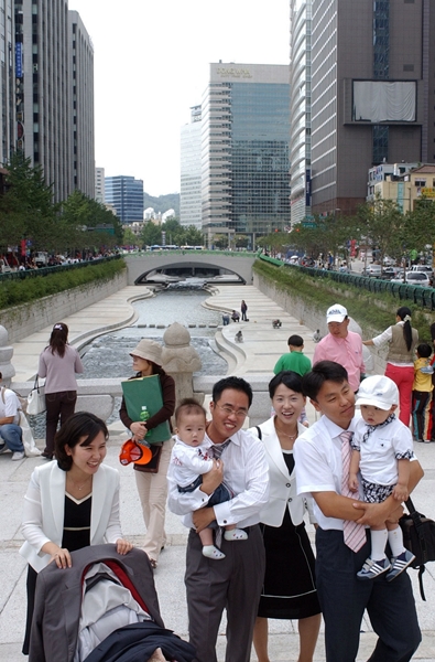 복원 완료를 일주일 앞둔 2005년 9월 25일 시민들이 청계천에 나와 걷고 있다.