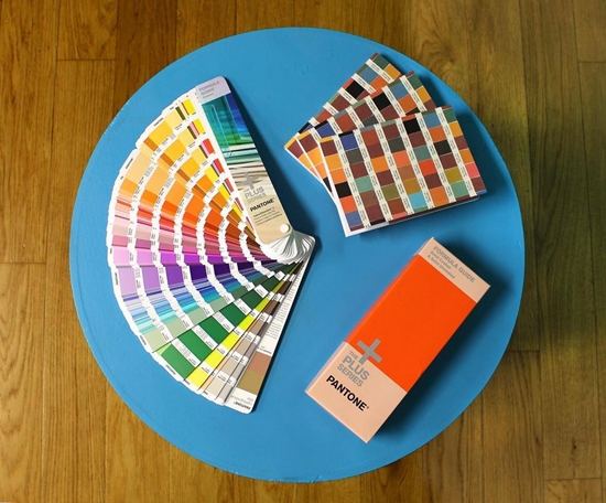 팬톤의 상징인 팬톤 컬러칩. 세계 최초로 색채를 표준화한 기업이 바로 팬톤이다. 사진=팬톤 페이스북