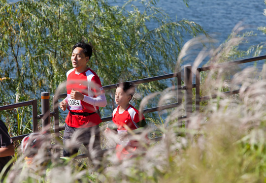 아버지와 아들로 보이는 두 참가자가 나란히 가을볕이 내리쬐는 한강변을 달리고 있다. 사진=일요신문·비즈한국 사진팀