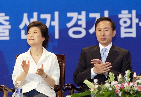 2007년 8월 13일 한나라당 대선후보 경선 경기지역 합동연설회에서 함께 앉아 있는 박근혜, 이명박 예비후보. 사진=비즈한국DB