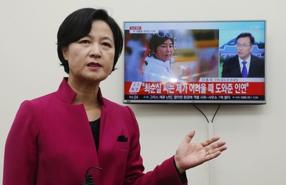 10월 25일 추미애 더불어민주당 대표가 박근혜 대통령의 사과방송을 지켜본 뒤 발언하고 있다. 사진=연합뉴스