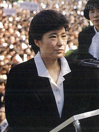 89년 10월, 10·26 10주기 기념행사에 참석 추도사를 읽는 박근혜 씨.