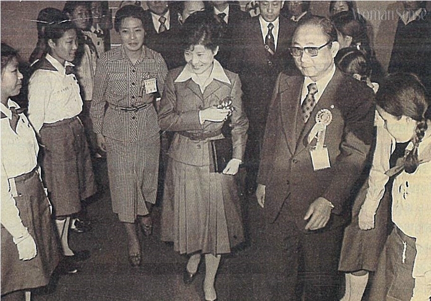 77년 3월, 최태민 구국봉사단 총재의 안내로 박근혜 씨가 걸스카우트 대원들을 돌아보고 있다.