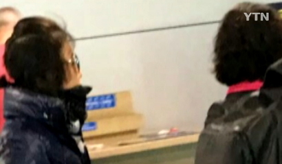 최순실 씨가 인천공항을 통해 30일 오전 귀국했다. 왼쪽 인물이 최 씨로 추정된다. 사진=YTN 방송화면