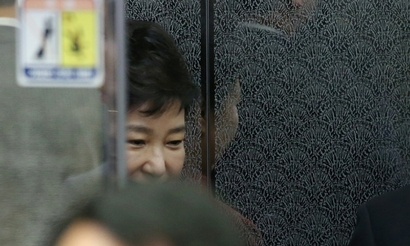 박근혜 대통령이 8일 ‘최순실 사태’ 수습을 위해 국회를 방문, 정세균 국회의장을 만나기 위해 엘리베이터를 타고 이동하고 있다. 사진=박은숙 기자