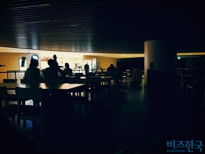 태평로 옛 삼성본관. 어둠 속에서 식사를 하고 있는 모습. 사진=김태현 기자
