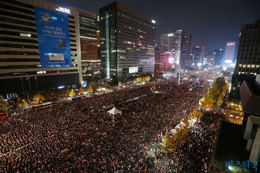 11월 12일 광화문 세종대로에 수많은 시민들이 모여 박 대통령의 퇴진을 촉구하는 촛불집회를 갖고 있다. 사진=사진공동취재단