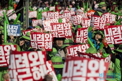 지난 12일 오후 서울 세종대로 일대에서 박근혜 대통령 퇴진을 요구하는 민중총궐기 시위에 참석한 시민들이 구호를 외치고 있다. 사진=고성준 기자
