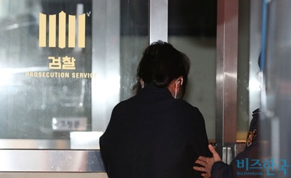 구속 상태인 최순실 씨가 지난 6일 오전 검찰 조사를 받기위해 서울중앙지검으로 출석하고 있다. 사진=임준선 기자