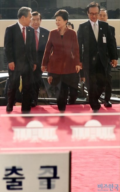 ‘출구’는 어디? 지난 8일 오전 박근혜 대통령이 정세균 국회의장과의 면담을 마치고 국회를 나오고 있다. 두 사람의 면담은 10분여 만에 종료됐다. 사진=박은숙 기자