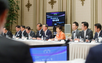 박근혜 대통령이 지난해 7월 24일 전국 17개 창조경제혁신센터 출범을 완료해 창조경제혁신센터장, 지원기업 대표 및 정부부처 관계자들과 간담회와 오찬을 함께했다. 사진=청와대 제공