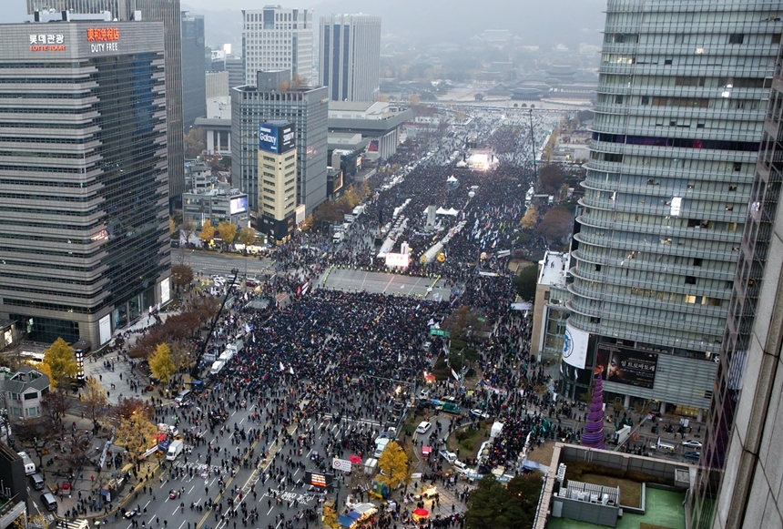 지난 11월 19일 오후 광화문 세종대로 사거리 인근에 모여드는 촛불집회 인파. 사진=사진공동취재단