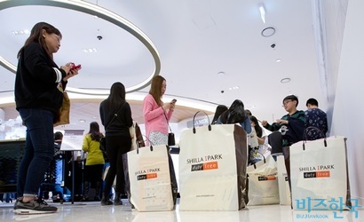지난 4월 HDC신라면세점에서 중국인들이 쇼핑을 즐기고 있는 모습으로 기사의 특정 내용과 관련 없다. 사진=임준선 기자