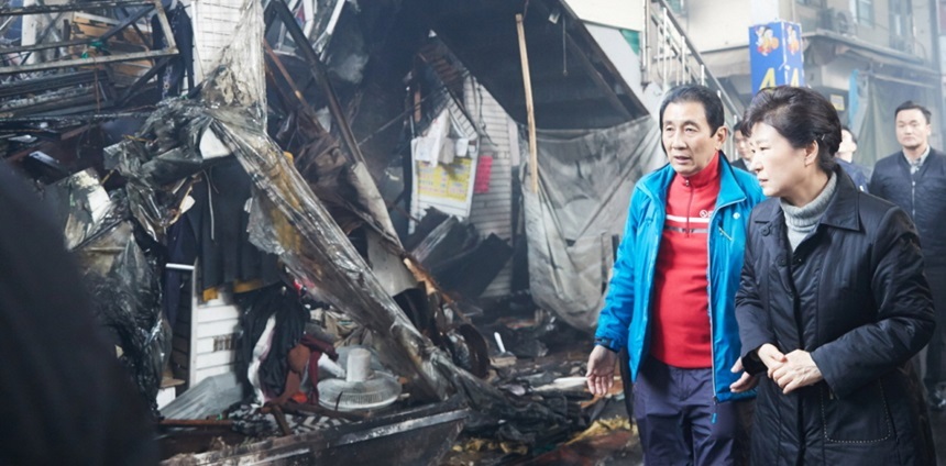 박근혜 대통령이 지난 1일 오후 대구 서문시장 화재현장을 방문하고 있다. 사진=청와대 홈페이지