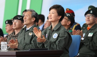 박근혜 대통령은 국산무기 전력화 행사마다 참석해 방위산업의 중요성을 강조했으며 방위산업을 창조경제의 핵심 분야로 키워 국가 경제 발전에 기여하도록 적극 지원하겠다고 공언했다. 사진=청와대 제공