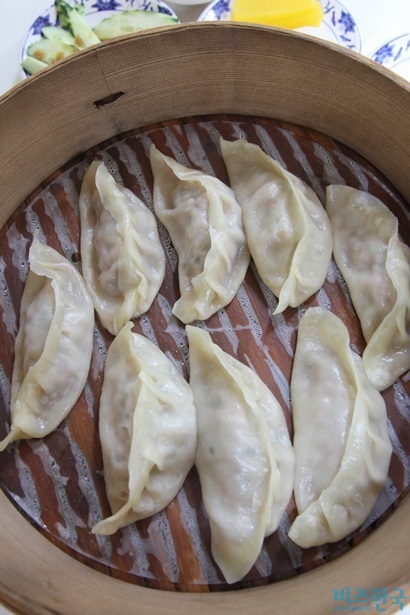 쫄깃한 만두피와 그 속에 가득 고인 육즙, 중화풍의 향채가 느껴지는 독특한 맛으로 인기 있는 마가만두의 찐만두.