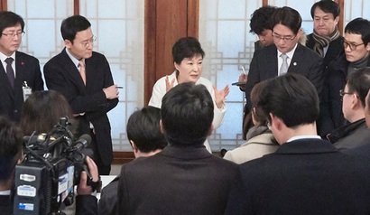 새해 첫날인 지난 1일 박근혜 대통령이 청와대 상춘재에서 출입기자단과 신년인사회를 갖고 ‘최순실 게이트’와 관련한 각종 의혹을 반박했다. 사진=청와대 제공