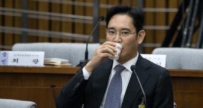 이재용 부회장이 지난 12월 6일 국회 국정조사 특별위원회 청문회에 출석해 물을 마시고 있다. 사진=사진공동취재단