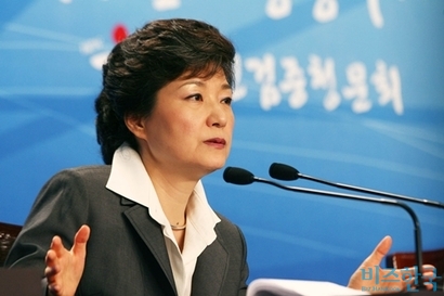 지난 2007년 한나라당 박근혜 대선 경선 후보가 검증위원의 질문에 대답하고 있다. 사진=비즈한국DB