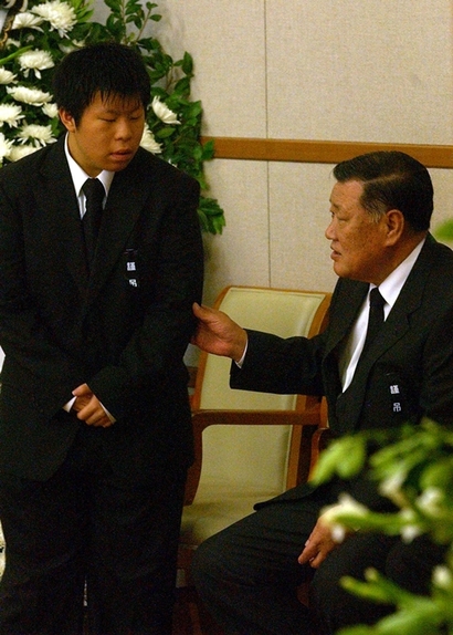 지난 2003년 고 정몽헌 현대그룹 회장의 빈소에서 정몽구 현대차그룹 회장(오른쪽)의 위로를 받는 정영선 씨(왼쪽). 사진=사진공동취재단