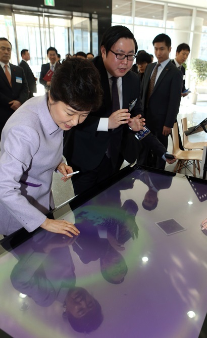 지난 2013년 대전시 유성구 한국과학기술원(KAIST)을 방문한 박근혜 대통령이 김성진 아이카이스트 대표(구속 기소)의 설명을 들으며 교육학습시스템 ‘터치칠판’을 시연해보고 있다. 사진=연합뉴스