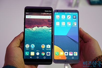 LG V20와 비교한 모습. 화면 크기는 비슷하지만 제품 크기는 훨씬 작다. 사진=최호섭