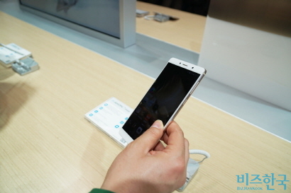 중국 스마트폰은 MWC 속 하드웨어 분위기를 주도하고 있다. 사진은 ZTE의 Axon7. 사진=최호섭