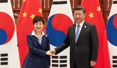 이때만 해도… 2016년 9월 5일 중국 항저우에서 한·중 정상회담 전 악수하는 박근혜 대통령과 시진핑 중국 국가주석. 사진=청와대