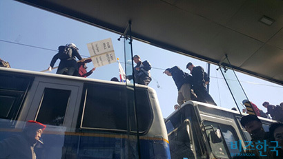지하철 입구 진입이 막히자 일부 집회 참가자들은 경찰 차벽을 올라가 건너가기도 했다. 사진=봉성창 기자