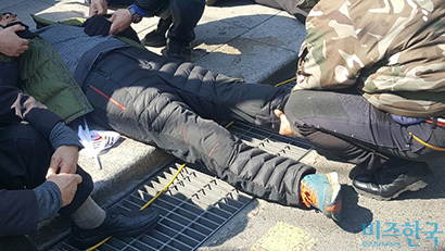대치가 계속 이어지자 일부 참가자들은 아예 길에 누워 고통을 호소하고 있다. 사진=봉성창 기자