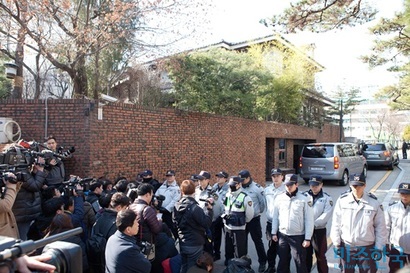 지난 10일 오후 서울 삼성동 박근혜 전 대통령 사저로 청와대 경호원들이 짐을 옮기고 있다. 사진=박정훈 기자