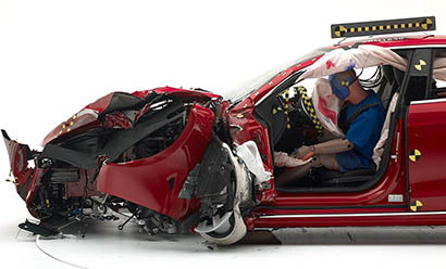 테슬라 모델 S는 미국 고속도로안전보험협회(IIHS) 충돌 테스트에서 최고등급을 받지 못했다. 사진=IIHS