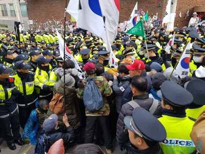 박 전 대통령 자택 앞에 모여든 지지자들. 사진=사진공동취재단