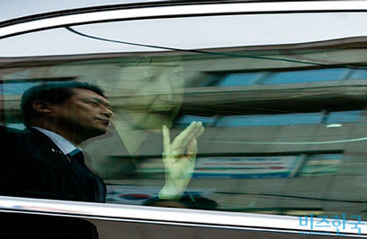 박 전 대통령이 삼성동 자택을 출발하며 지지자들에게 손을 흔들고 있다. 사진=사진공동취재단