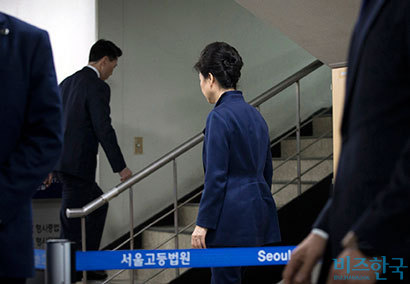 법원에 도착한 박 전 대통령이 법정으로 향하고 있다. 사진=사진공동취재단