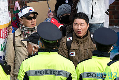 삼성동 자택에서는 박 전 대통령의 제부인 신동욱 공화당 총재의 모습도 보였다. 사진=사진공동취재단