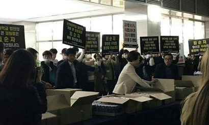 최순자 인하대 총장이 학생들에 간식을 나눠주는 행사를 진행하는 자리에서 학생들이 최 총장의 퇴진을 요구하는 시위를 벌이고 있다. 사진=온라인 커뮤니티 게시판