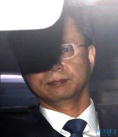 우병우 전 청와대 민정수석이 4월 11일 오후 서울중앙지법에 영장실질심사를 받은 뒤 법원을 나서고 있다. 사진=사진공동취재단