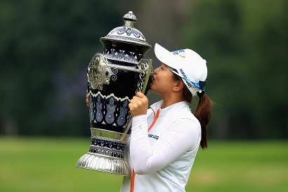 로레나 오초아 매치플레이에서 우승컵을 들어올리는 김세영. 사진=LPGA 페이스북