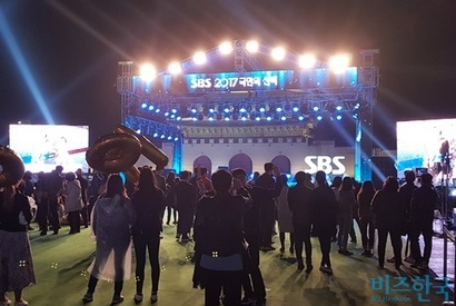 ​9일 오후 8시 20분께 ​서울 광화문에 마련된 KBS(위)와 SBS 대선 개표 방송 무대. 사진=봉성창 기자