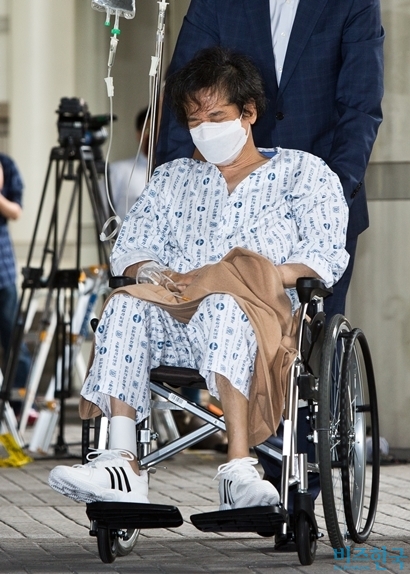 2014년 9월 12일 항소심 선고 공판에 출석하려 휠체어를 탄 채 서울 서울고등법원 법정으로 들어가고 있는 이재현 CJ그룹 회장. 사진=비즈한국DB