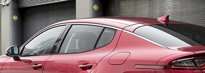 스팅어(아래)의 창문 및 루프라인에서 K5(위)의 흔적이 보인다. 사진=기아자동차