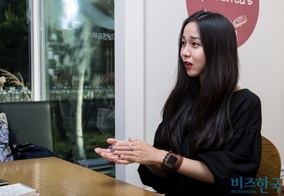 이진주 걸스로봇 대표가 서울 강남구의 한 카페에서 ‘비즈한국’과 인터뷰를 하고 있다. 사진=고성준 기자