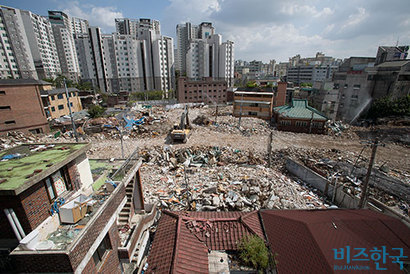 서울 시내 한 재개발 현장. 서울에서 진행 중인 재개발 사업을 보면, 철거대상 가구는 17.8만 가구인 반면 건립 예정 가구는 13.9만 가구에 불과하다. 사진=비즈한국DB