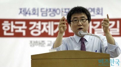 장하준 영국 케임브리지대 교수는 국외자의 시선으로 한국의 나아갈 길에 대한 조언을 아끼지 않는 경제학자다. 지난 2012년 강연 모습. 사진=비즈한국DB