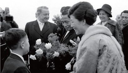 1964년 12월 7일 박정희 대통령과 육영수 여사가 독일 쾰른-본 공항에 도착한 뒤 교포 화동으로부터 꽃다발을 받고 있다. 당시 육영수 여사가 목에 둘렀던 흰여우목도리를 최순실 씨가 팔았다는 의혹이 제기됐다.  사진=국가기록원
