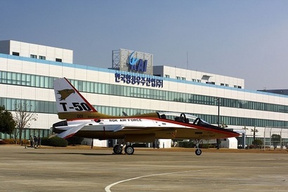검찰의 한국항공우주산업(KAI) 비리 수사가 확대되고 있다. 경남 사천 KAI 본사와 KAI-미국 록히드마틴이 공동개발한 초음속 고등훈련기 T-50. 사진=한국항공우주산업(KAI)