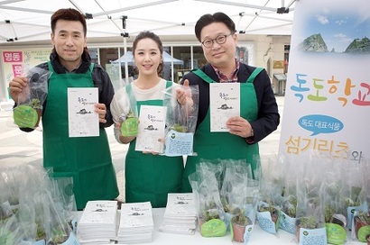 최근 ‘한국홍보 전문가’로 알려진 서경덕 성신여대 교수(사진 오른쪽 끝)를 둘러싸고 각종 의혹이 불거지고 있다. 사진=비즈한국 DB