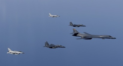 한미연합 비행훈련을 하는 한국과 미국의 폭격기. 사진=국방홍보원